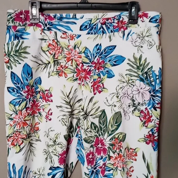 Time & Tru Bright Flowered Capri Pants LG (12-14) - Picture 3 of 6